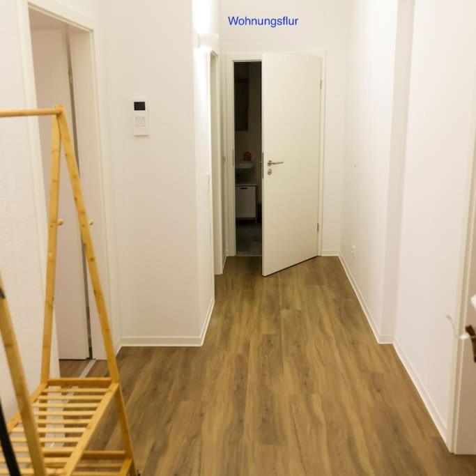 Freundliche Wohnung Mit Parkplatz Und Terrasse نيوبراندنبرغ المظهر الخارجي الصورة
