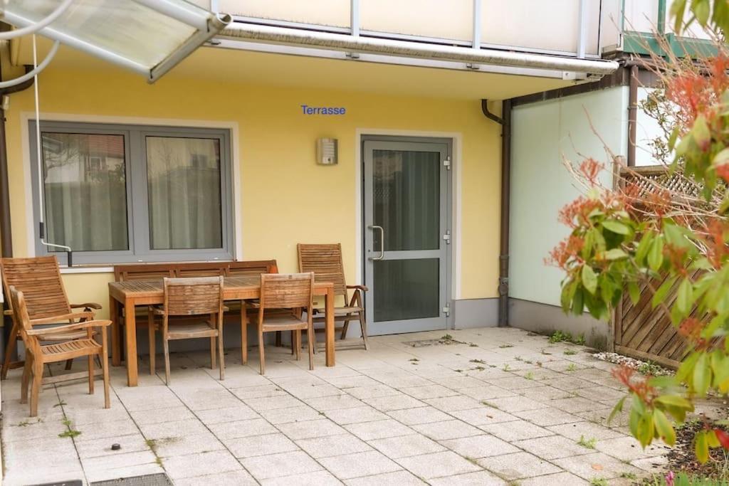 Freundliche Wohnung Mit Parkplatz Und Terrasse نيوبراندنبرغ المظهر الخارجي الصورة